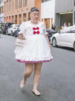 50美女大妈图片(上海50岁大妈，每天穿公主裙不重样，被骂上热搜却越来越火)