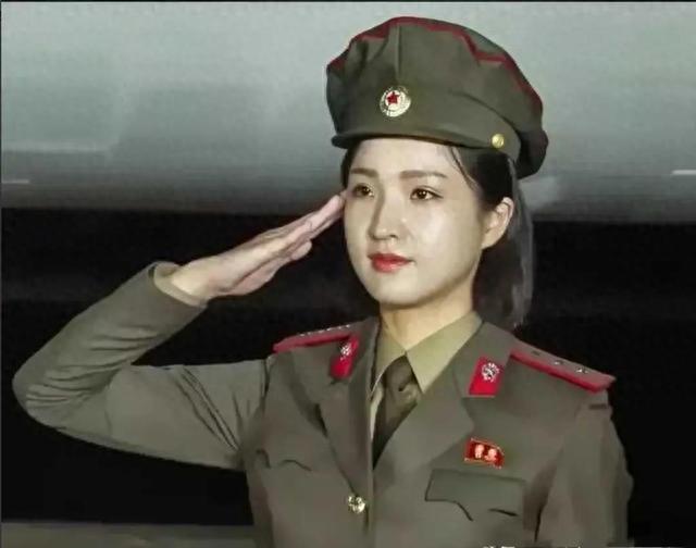 绍伊古率团访问朝鲜期间，一漂亮朝鲜女军官向绍伊古敬礼情景温馨