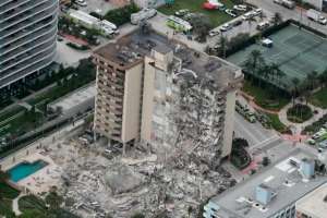 美国迈阿密(现场惨烈，99人失联美国迈阿密12层大楼突然倒塌，有人祈祷、有人质疑)