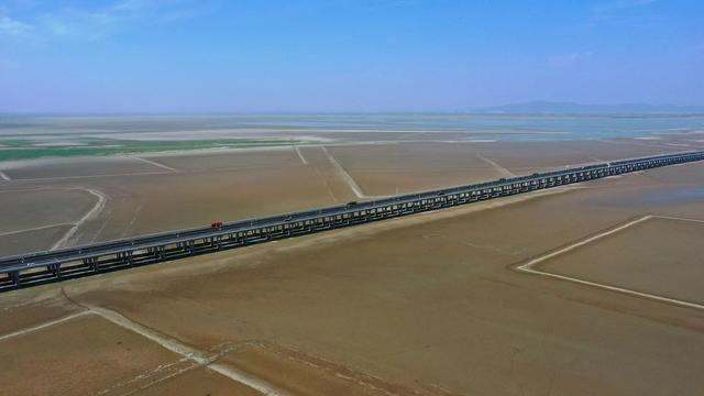 江苏有个长12617.2米，花了20多亿打造的大桥，如今湖面却干了