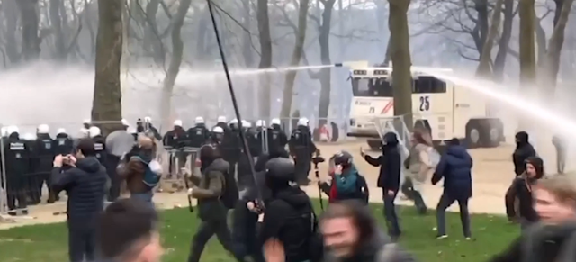 布鲁塞尔反防疫示威上演暴力冲突，欧盟官员：袭击卑鄙可耻