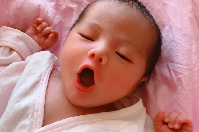 新生宝宝虽有哭声却“无眼泪”，关于新生儿的秘密，你知道几个？