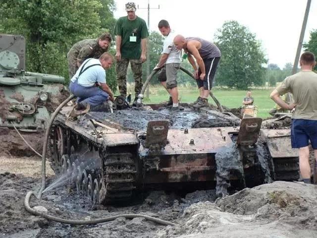 二战挖土党：一把铁锹挖出一段历史，从枪支地雷到坦克战机