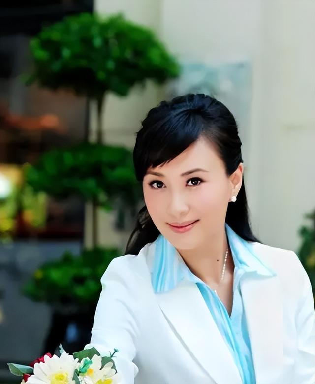 46岁的肇庆美女吕洁，戏里饰演陈维聪的妻子，现实中的她感情成谜