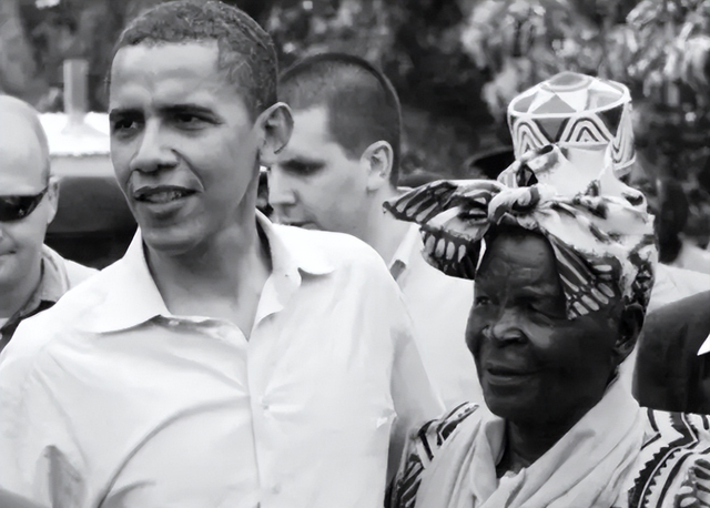 美国非洲裔总统，奥马巴26岁回非洲老家，帮祖母扛大米请兄弟喝酒