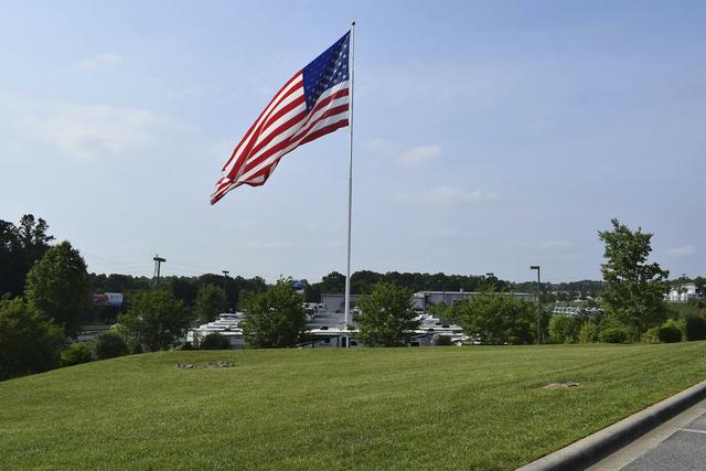 美国一公司竖起大幅国旗，因涉嫌违建被勒令缩小尺寸