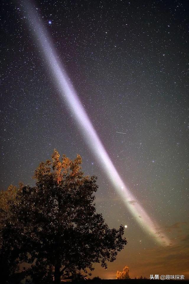 美国加州夜空出现了多条光带，数十公里长，它们是什么？