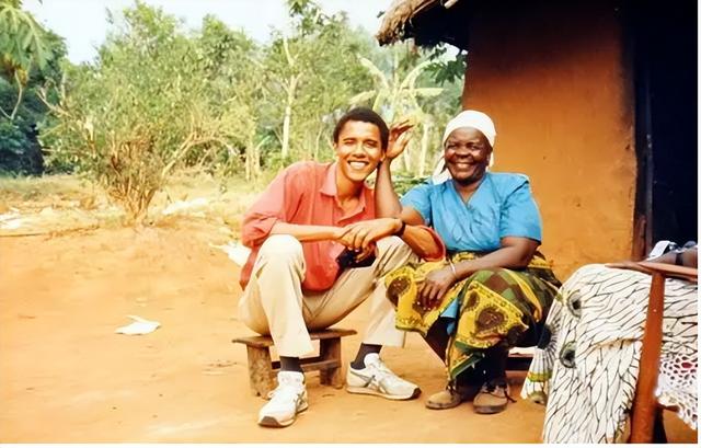 美国非洲裔总统，奥马巴26岁回非洲老家，帮祖母扛大米请兄弟喝酒