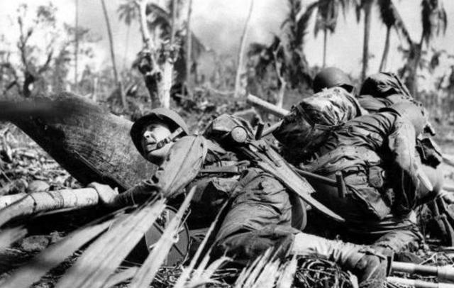 太平洋战争最残暴之战，70000美军血拼40000日军，伏尸遍野