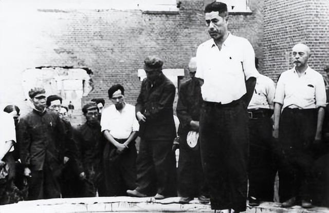 1956年日本战犯审判现场，争先跪下祈求死刑，法官：你们还死不了
