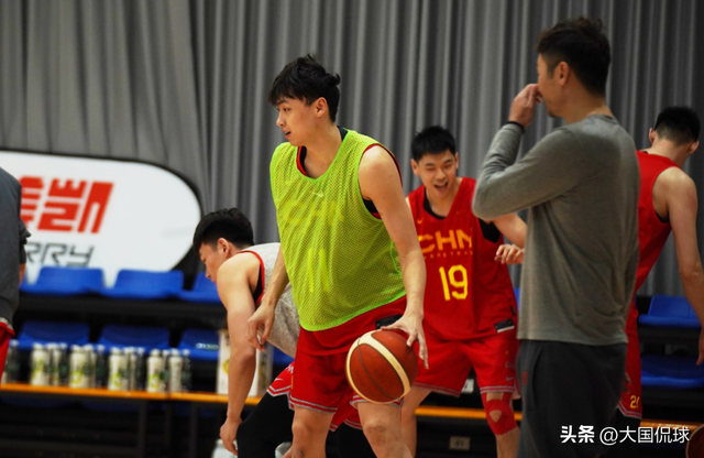 中国男篮vs日本男篮，3大新星崛起，​姚明乔帅定目标，杜锋摊牌