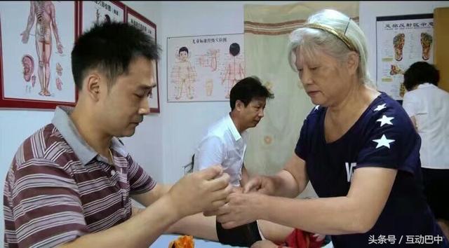 他行医数十载，在通江有很多人因为他的整脊及针灸治疗而受益