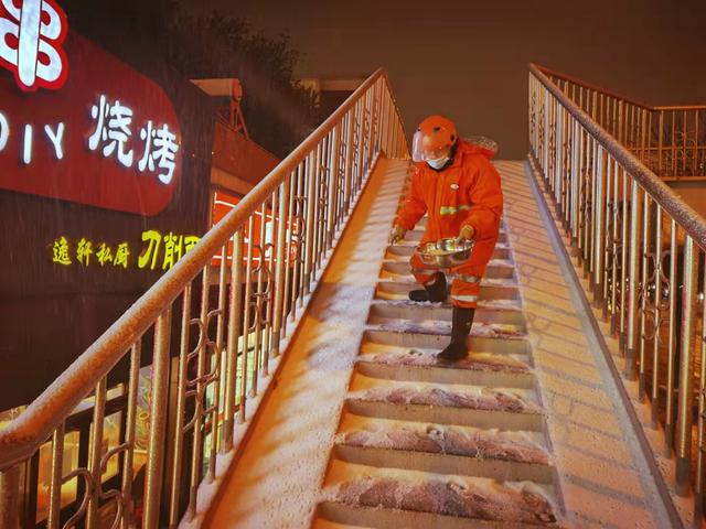 随降随扫，北京环卫工人连夜清扫积雪