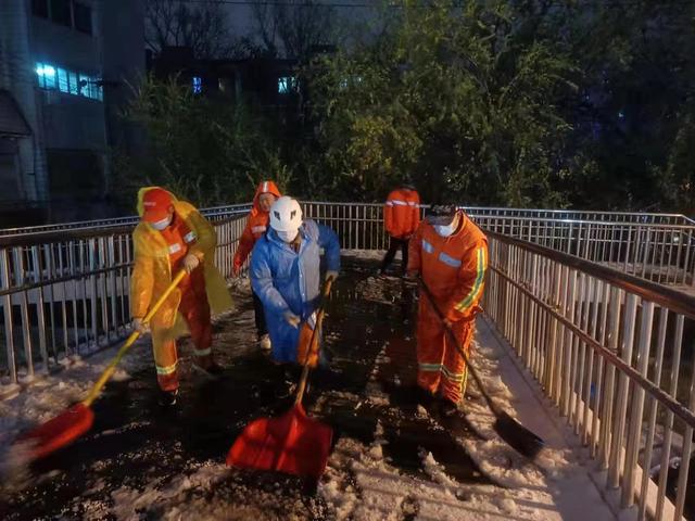 随降随扫，北京环卫工人连夜清扫积雪