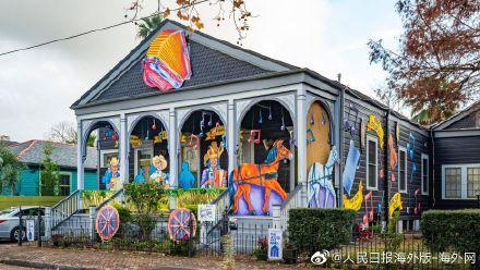 美国新奥尔良民众庆祝另类狂欢节：将房子装饰成花车