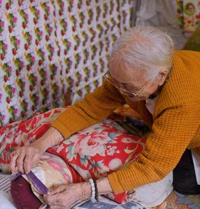 97岁越南老妇，怀抱日本兵的衣服睡六十多年，儿子痛斥也痴心不改