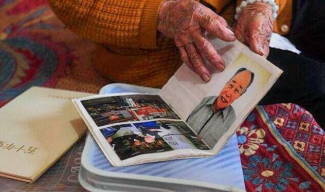 97岁越南老妇，怀抱日本兵的衣服睡六十多年，儿子痛斥也痴心不改