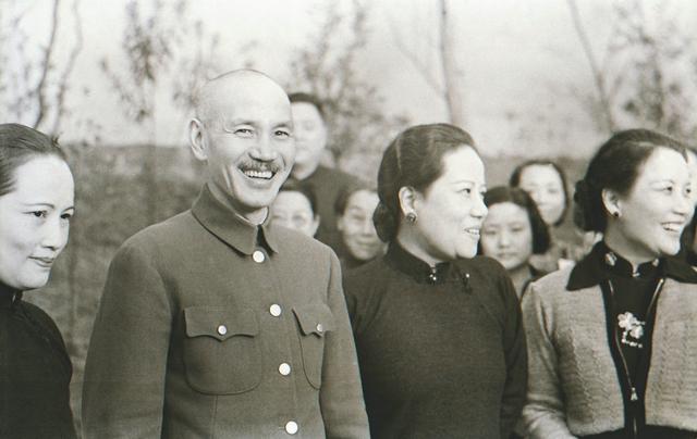 电影《八佰》取材于他，海岚·里昂老照片，还原淞沪会战的血与火
