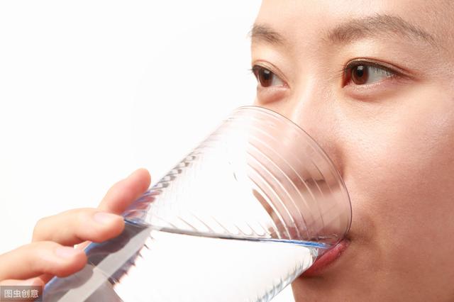 辟谣！每天喝水4L会水中毒？医生忠告：健康科学喝水记住4个要点