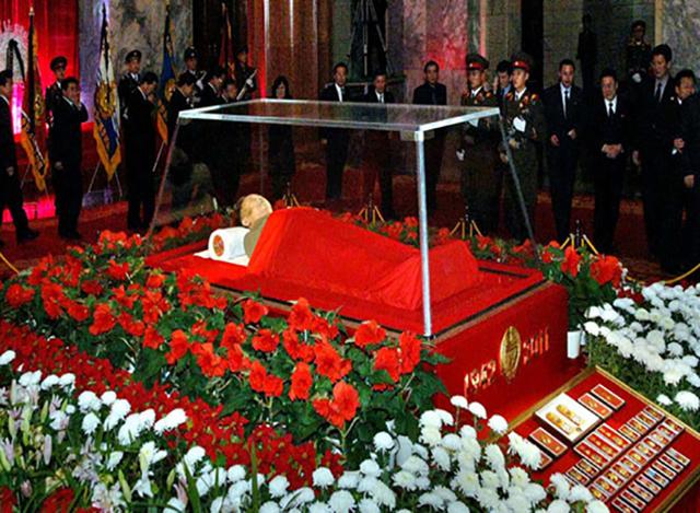 毛主席水晶棺： 2000°高温烧制、99%的纯度，为何至今无人能复制？