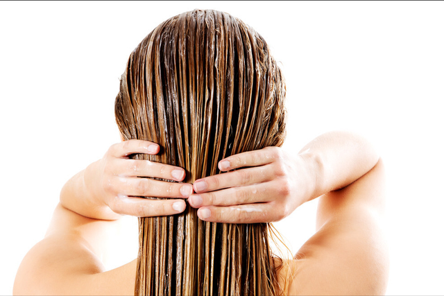 头发干燥用“发膜”还是“护发素”？两种都可以，但千万别用错了