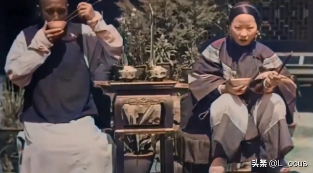 罕见耻辱老照片:被拍卖的大胸女人,全裸女人被男人拿枪指着
