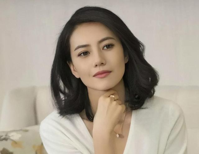 “小方脸”才是真抗老,这些拒绝“削骨”女明星,岁数越大越好看