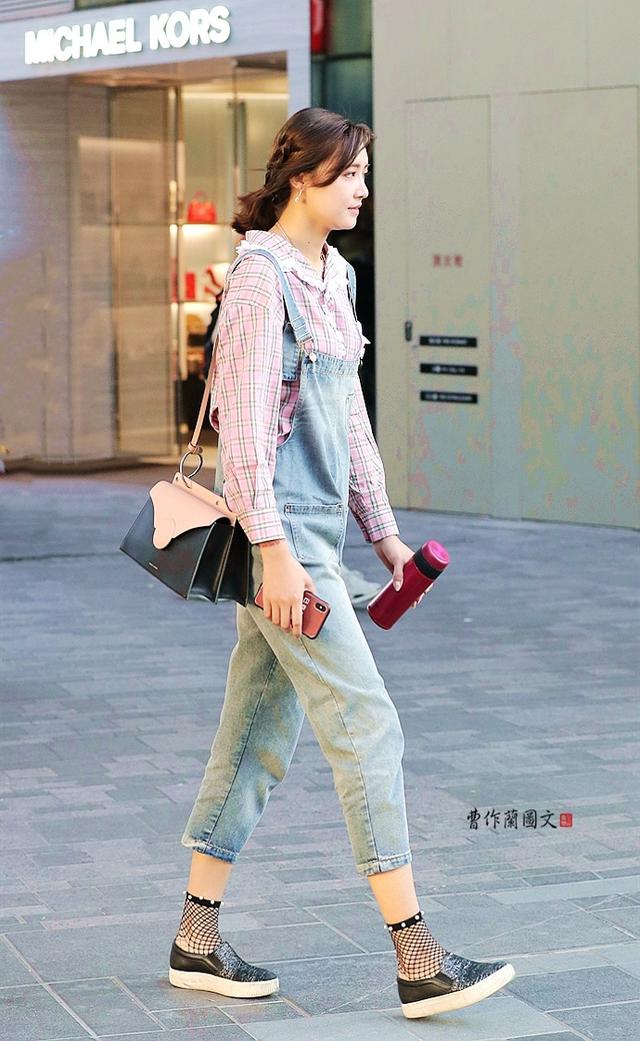 街拍:穿黑丝,这些美女偏爱渔网袜