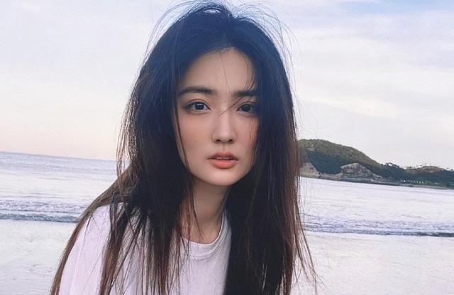“小方脸”才是真抗老,这些拒绝“削骨”女明星,岁数越大越好看