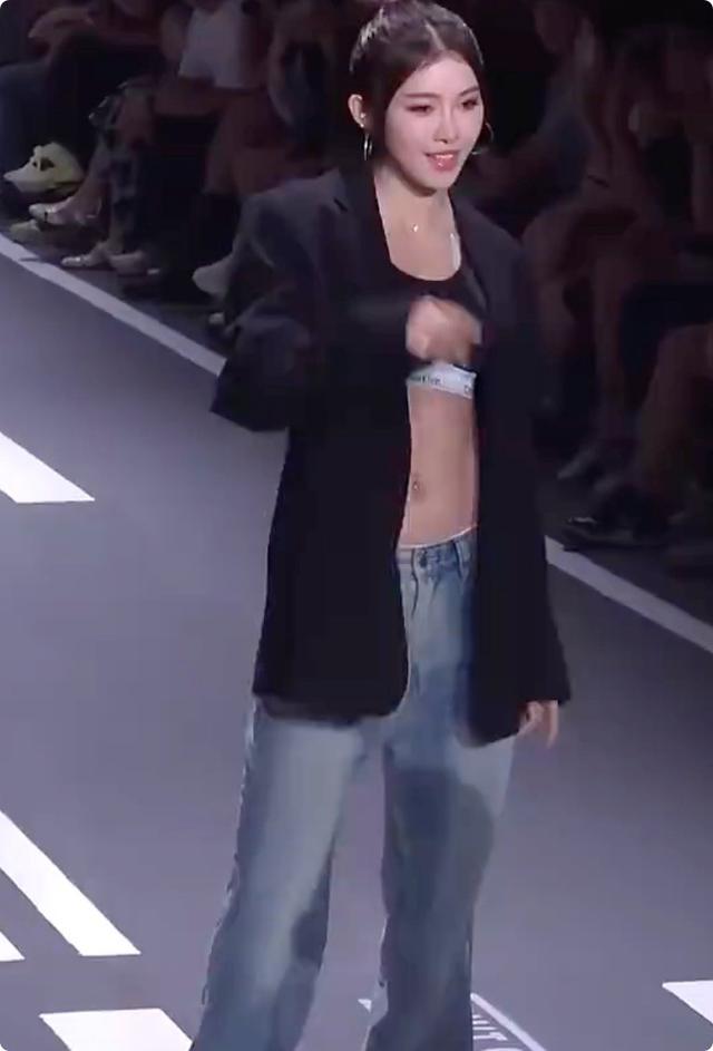 被T台秀的吴艳妮惊艳,运动文胸遮不住好身材,裸露腹肌太抢镜