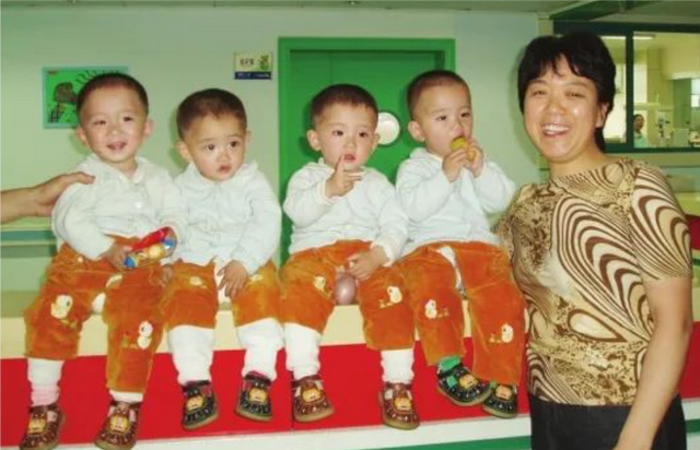 03年湖南产妇生下4胞胎,针管灌奶艰难存活,18年后全部金榜题名