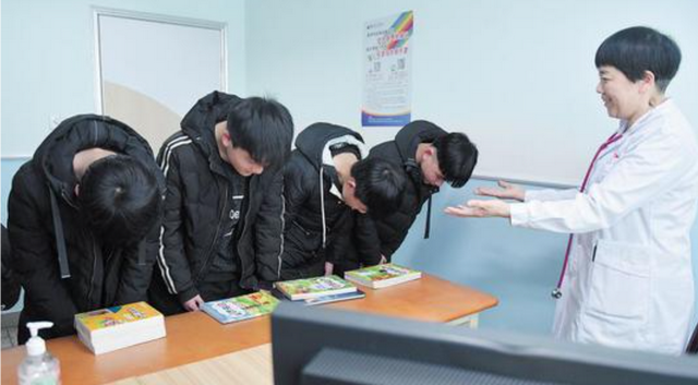 03年湖南产妇生下4胞胎,针管灌奶艰难存活,18年后全部金榜题名