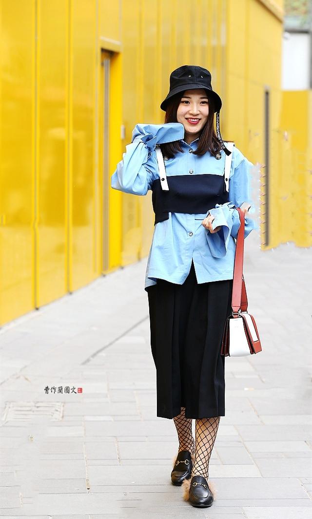 街拍:穿黑丝,这些美女偏爱渔网袜