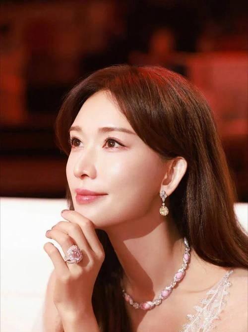 五官有瑕疵,却坚持零整容,这5位女星照样美得倾国倾城
