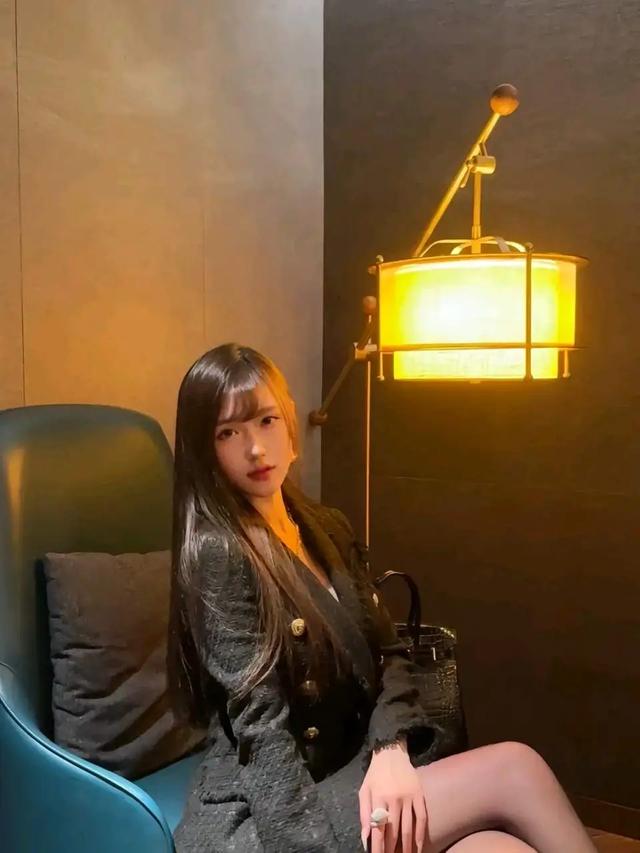 美女主播腐团儿,黑丝美腿,尽显身材,高冷御姐!
