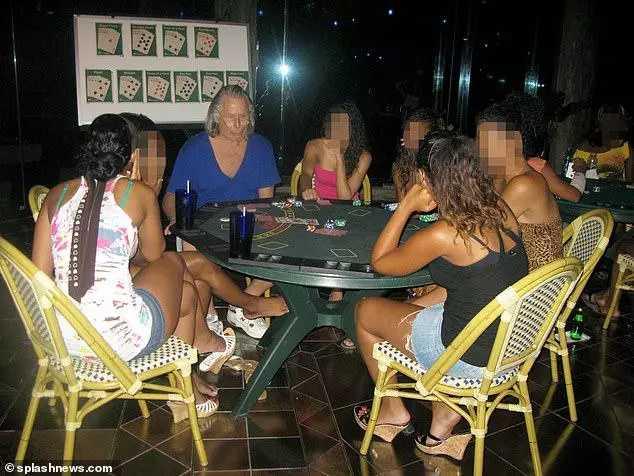 加拿大亿万富豪海岛派对:泳装少女任人摆弄,吃排泄物癖好被满足