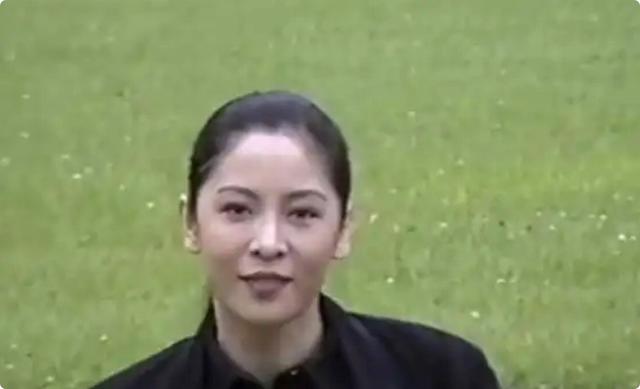 《一路繁花》的奶奶,年轻时蜂腰美背、酥胸长腿,个个撩人于无形