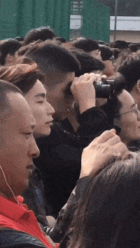 女子穿皮裤和露肩装相亲,男子一看竟是老熟人,直接掉头就走!