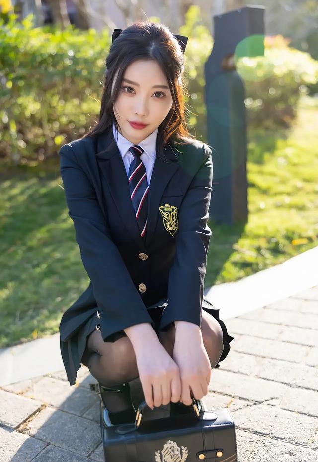性感女神杨晨晨:学院JK裙搭配黑丝马丁,美女魅力四射