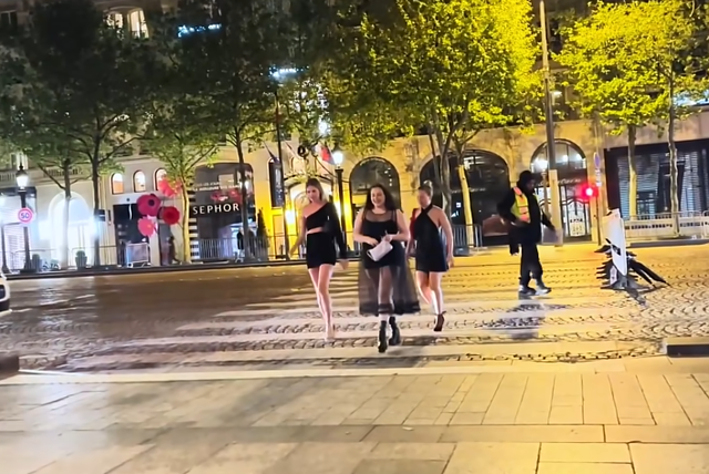 巴黎街拍像内衣走秀现场,个个丰乳肥臀,网友:真人版的法国火腿