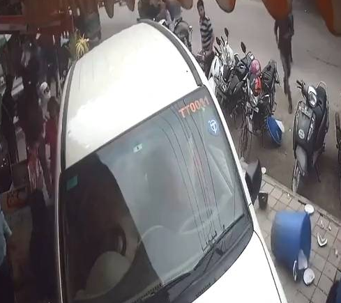 吓人!司机醉酒开车冲上人行道,长腿美女来不及反应就被撞飞