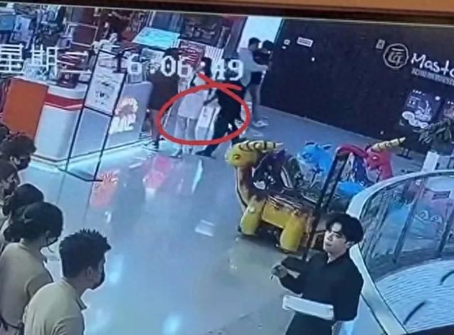 下头!女子在商场被男子捏屁股,报警被威胁要挨揍,当事女子发声