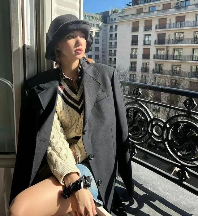 韩女团造型太辣眼:反穿开裆裤,男士内裤当抹胸,还有葫芦娃套装