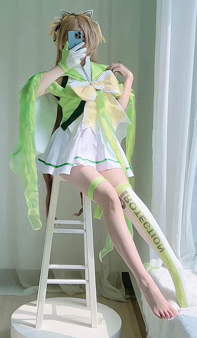 全网身材最好的大乔,身穿白色短裙,脚穿丝袜,身材巨好