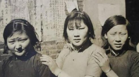 她因长得漂亮,遭日本人抢进炮楼,一个夜遭受50多名鬼子糟蹋