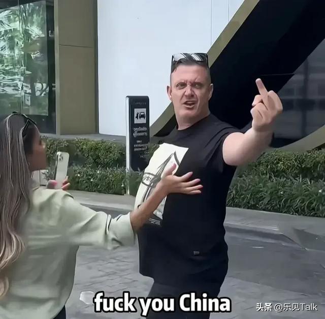 炸裂!中国美女在国外暴打2米高辱华老外,网友:老外说谢谢了吗