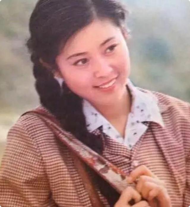 《一路繁花》的奶奶,年轻时蜂腰美背、酥胸长腿,个个撩人于无形