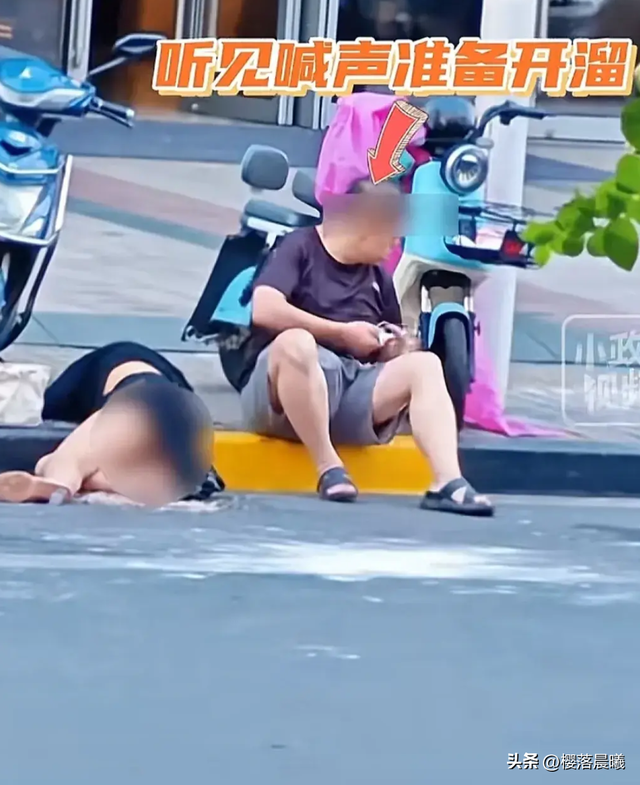 离谱!上海女子倒地不起,一老汉趁机摸胸和下半身,现场画面曝光