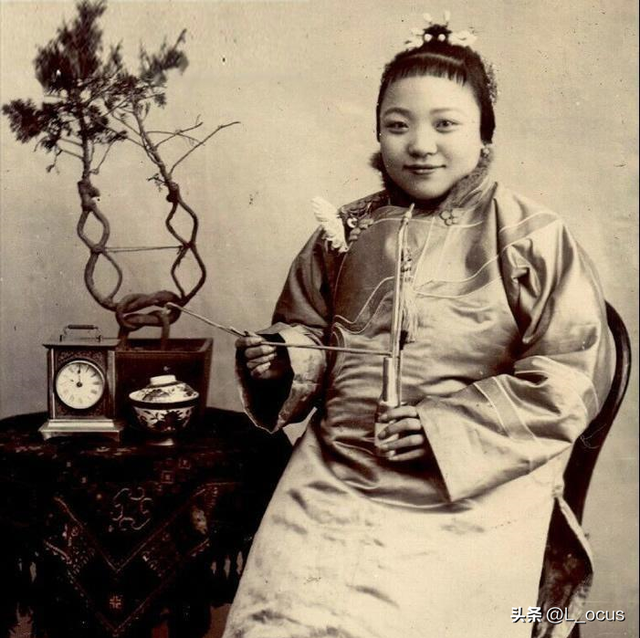罕见耻辱老照片:被拍卖的大胸女人,全裸女人被男人拿枪指着