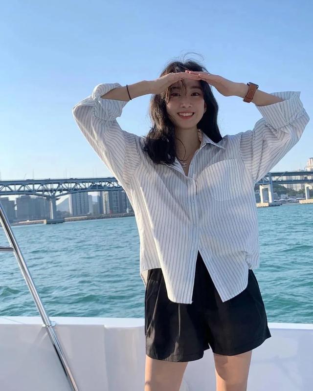 “渣女站姿”火了!腰和屁股凹成90度,这谁顶得住呢